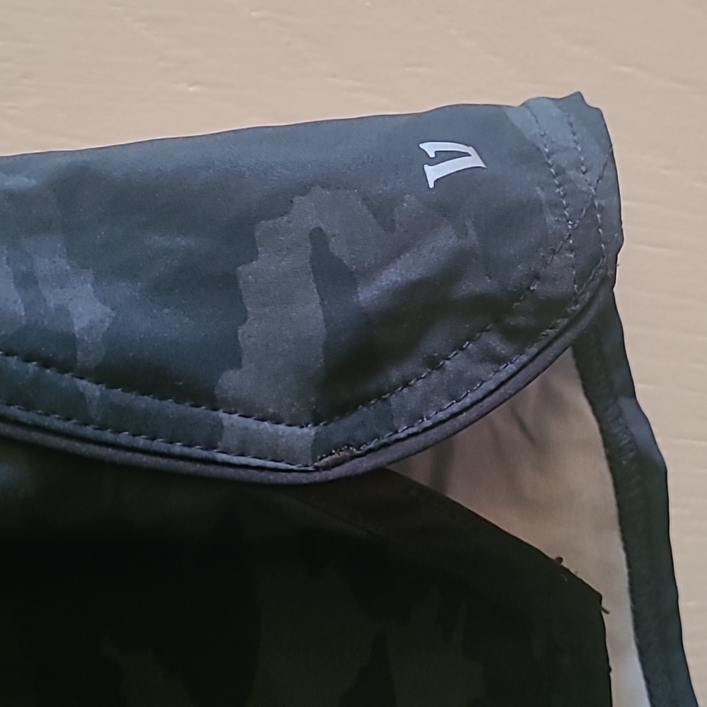 Vuori Clementine Women's Performance Shorts, Sz M, Black Watercolor Camo - Picture 3 of 6